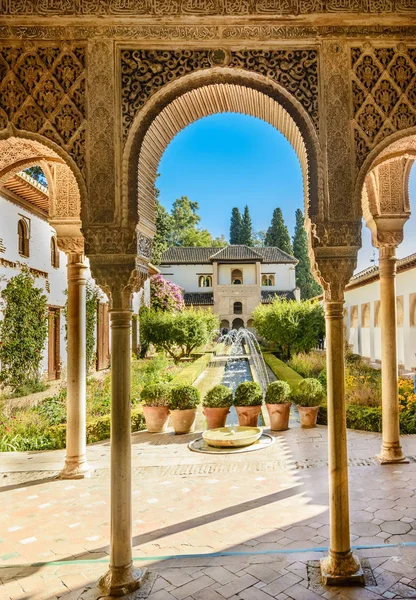 Granada, Endülüs, İspanya üzerinden Alhambra avlusu