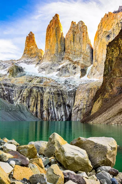 Laguna torres con las torres al atardecer, Parque Nacional Torres del Paine, Patagonia, Chile — Foto de Stock