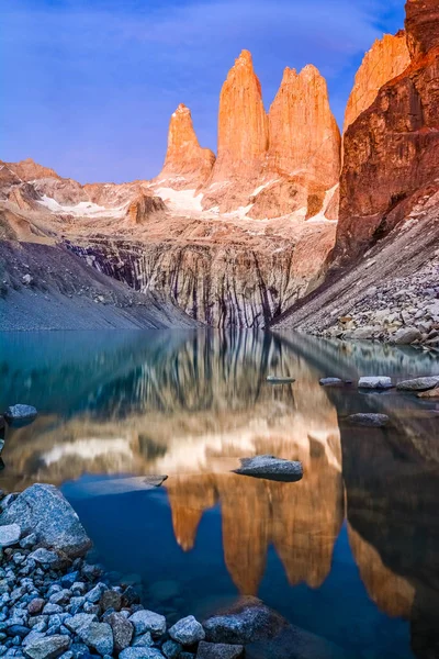 Laguna torres avec les tours au coucher du soleil, Parc National Torres del Paine, Patagonie, Chili — Photo