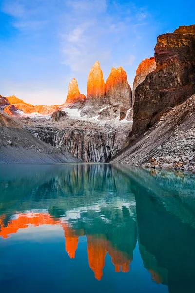 Laguna torres met de torens bij zonsondergang, Torres del Paine National Park, Patagonië, Chili — Stockfoto