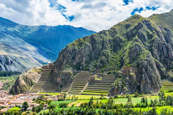 梯田与寺山在坦，秘鲁的印加堡垒. — 图库照片
