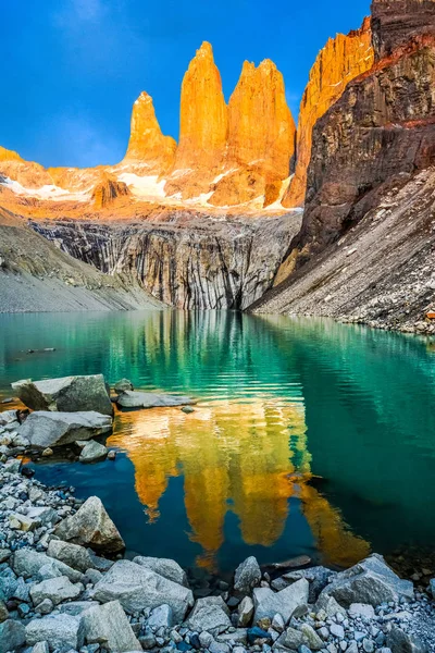 拉古纳托雷斯与日落，托雷斯德尔 · 潘恩国家公园，智利巴塔哥尼亚塔 图库图片