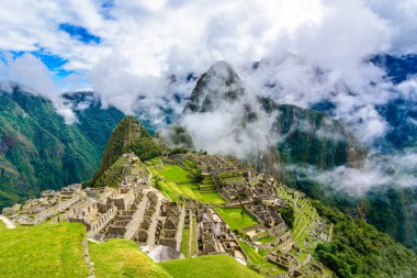 Machu Picchu, tarım teraslarının ve Wayna Picchu tepe arka plan bakış