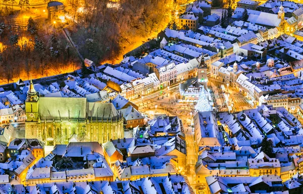 Brasov, Roemenië. Arial uitzicht op de oude stad tijdens Kerstmis — Stockfoto