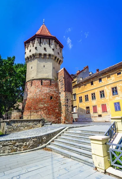 Sibiu, Rumänien: der berühmte Turm der Zimmerleute - an einem schönen Tag in der Cetatii-Straße — Stockfoto