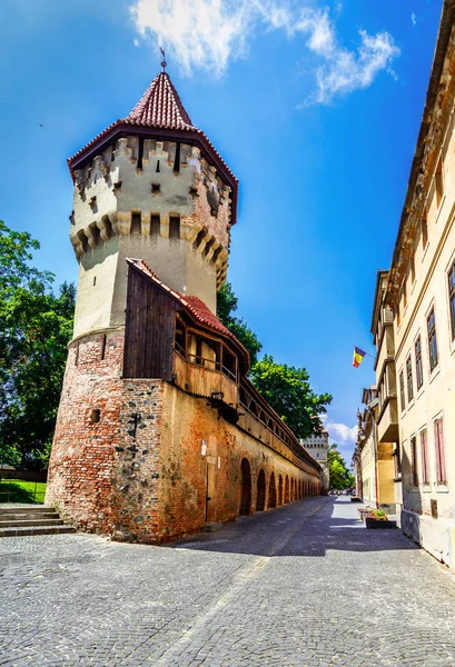 Sibiu, Rumänien: der berühmte Turm der Zimmerleute - an einem schönen Tag in der Cetatii-Straße — Stockfoto