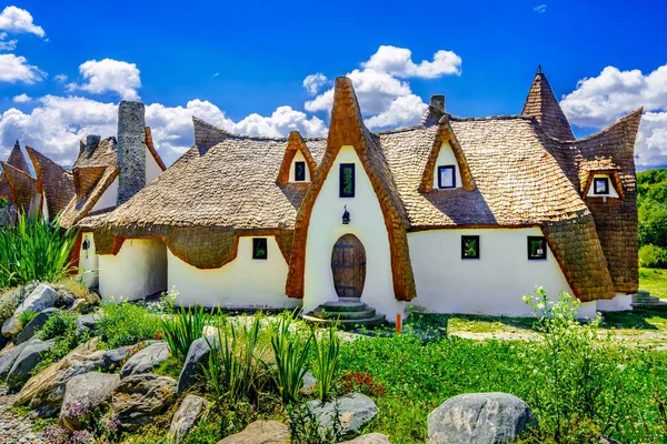 Fairytale klei kasteel van Porumbacu dorp, Sibiu regio, Rom — Stockfoto