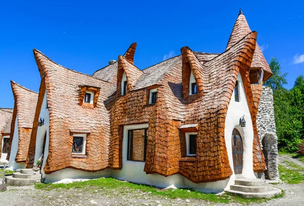 Eventyrligt ler slot i Porumbacu landsby, i Sibiu-regionen, Rom - Stock-foto