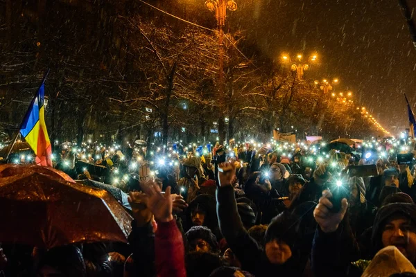 Demonstrantów podczas protestu przeciw korupcji przed budynkiem Parlamentu w Rumunii w Bukareszcie — Zdjęcie stockowe