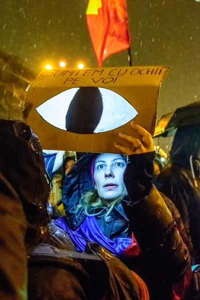 Romanya Bükreş'te bina Parlamento önünde bir yolsuzlukla protesto sırasında göstericiler — Stok fotoğraf