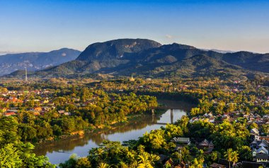 Luang Prabang, Laos, Güneydoğu Asya: Mount Phousi gün batımı ışıklarını şehirde üzerinde görünümü manzara