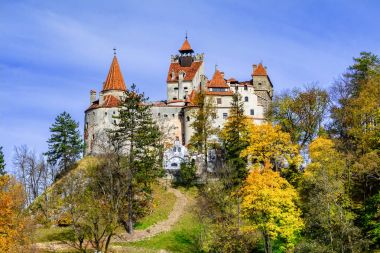 Bran Şatosu, Brasov, Transilvanya, Romanya. Sonbahar manzara zekâ