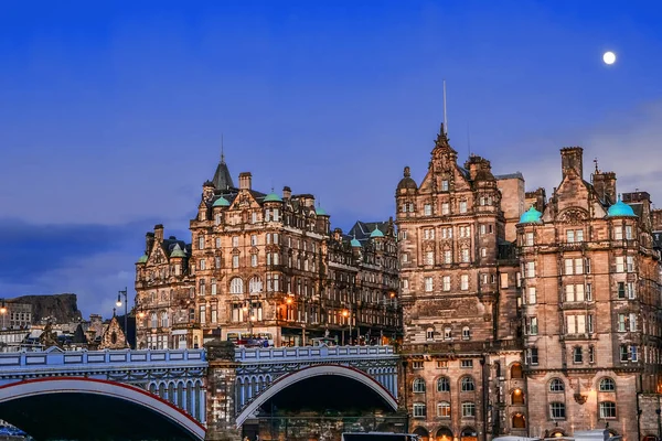 North Bridge, Edimburgo, Escocia que une la Ciudad Nueva con la Ciudad Vieja — Foto de Stock