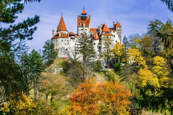 Slottet Bran, Brasov, Transsylvanien, Rumänien. Hösten landskap wit — Stockfoto