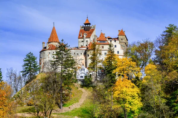 Slottet Bran, Brasov, Transsylvanien, Rumänien. Hösten landskap wit — Stockfoto