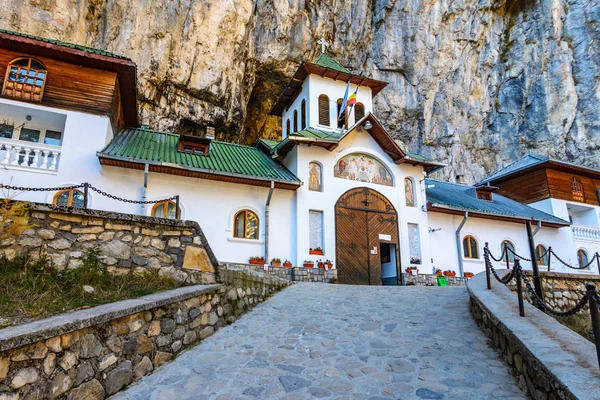Ialomitei 洞, Bucegi 山, 圣徒彼得和保罗教会 a — 图库照片