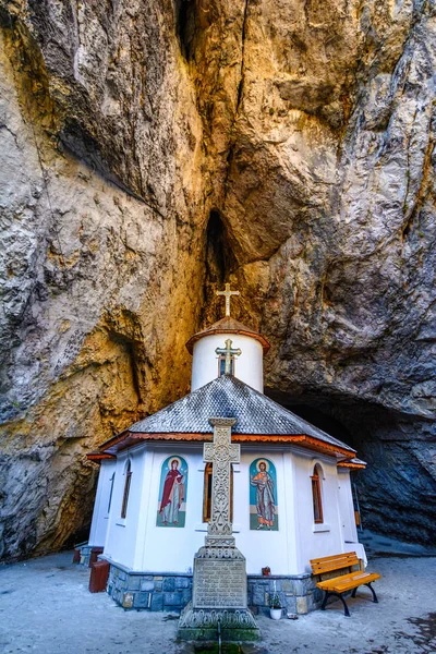 Cueva de Ialomitei, Montañas Bucegi, Santos Pedro y Pablo Iglesia a —  Fotos de Stock