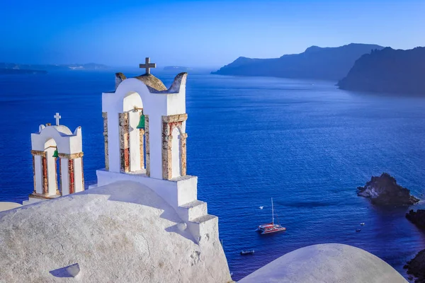 Kirchenglocken einer griechisch-orthodoxen Kirche, oia, santorini, griechenland, — Stockfoto