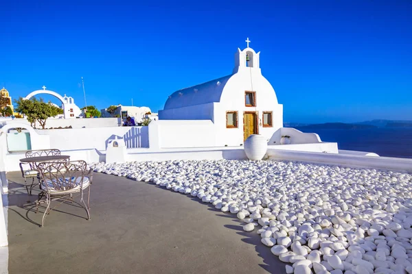 Oia ciudad, isla de Santorini, Grecia al atardecer. Tradicional y fa —  Fotos de Stock