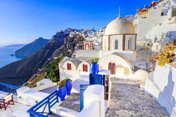 Fira, santorini, mit weißem Dorf, gepflasterten Wegen, griechischer Orthod — Stockfoto