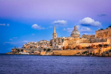 Marsamxett liman ve Valletta, Malta: doğal gün batımı görünümü
