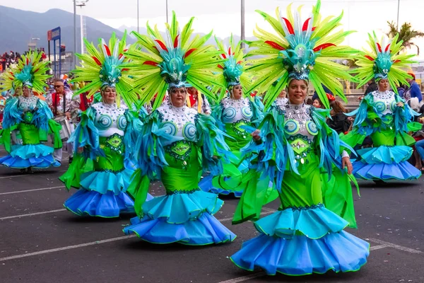 Santa Cruz de Tenerife, Spanien, Kanarieöarna: 13 februari 2018: Carnival dansare på paraden på Carnaval — Stockfoto