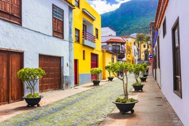 Garachico, Tenerife, Kanarya Adaları, İspanya: renkli ve güzel şehrin sokak görünümü