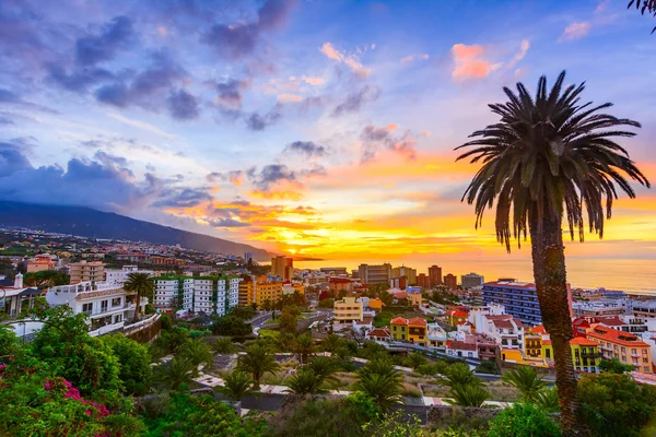 Puerto de la Cruz, Tenerife, Canarische eilanden, Spanje: uitzicht over de stad op de zonsondergang keer — Stockfoto