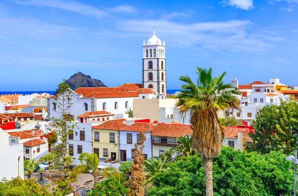加拉奇科, 特内里费岛, 加那利群岛, 西班牙: 丰富多彩, 美丽的加拉奇科镇 — 图库照片