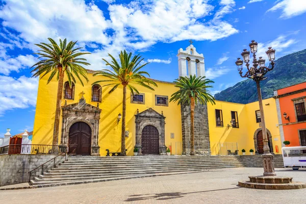 Garachico, Tenerife, Islas Canarias, España: Monasterio de San Francisco exterior y plaza principal —  Fotos de Stock