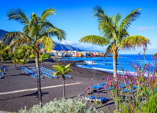 Puerto de la Cruz, Tenerife, Ilhas Canárias, Espanha: Praia famosa Playa Jardin com areia preta — Fotografia de Stock
