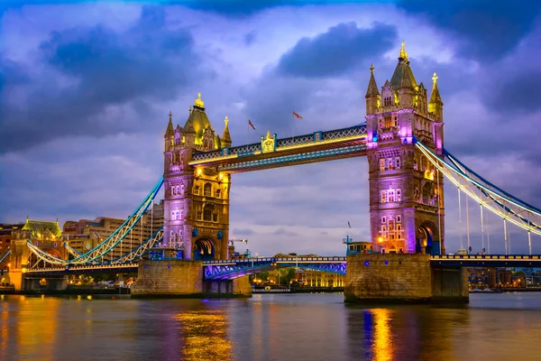 Londýn, Spojené království Velké Británie: noční pohled z mostecké věže po západu slunce — Stock fotografie