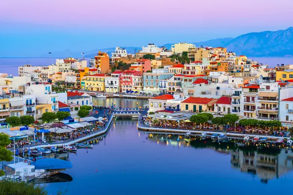 Agios Nikolaos, Girit, Yunanistan: Agios Nikolaos 'un Voulismeni Gölü üzerindeki günbatımı manzarası, Girit adasının doğu kesiminde, Mirabello körfezinin kuzeybatı yakasında yer alan pitoresk bir kasaba