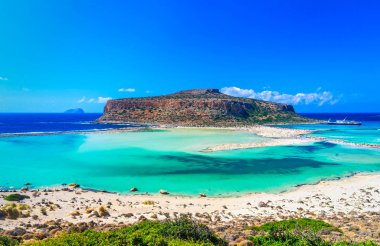 Balos gölü, Girit Adası, Yunanistan: Yunanistan 'ın Girit kentindeki Balos Gölünün panoramik manzarası. Kaptan Tigani ortada.