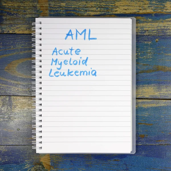 AML - гостра діагностика мієлоїдної лейкемії, написана в блокноті — стокове фото