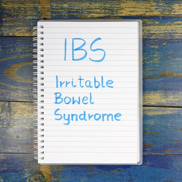IBS Síndrome del intestino irritable escrito en cuaderno — Foto de Stock