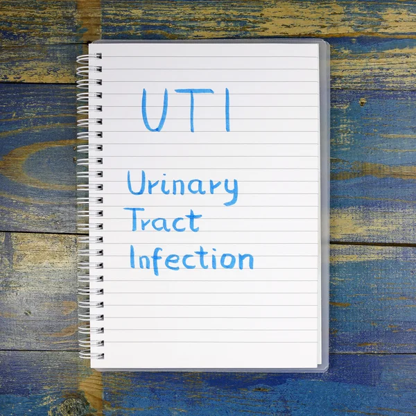 UTI - urinvägsinfektion skriven i anteckningsbok — Stockfoto
