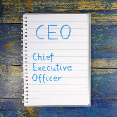 CEO - ahşap arka plan üzerinde defterde yazılı İcra Kurulu Başkanı