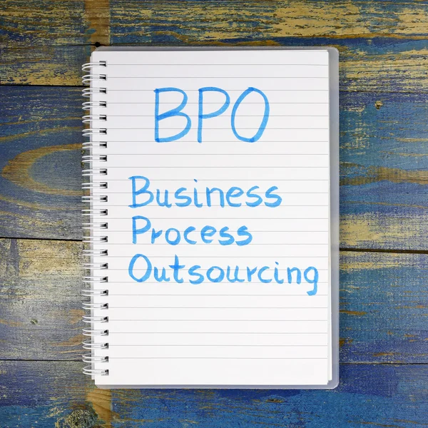 BPO- Business Process Outsourcing scritto in notebook su sfondo di legno — Foto Stock
