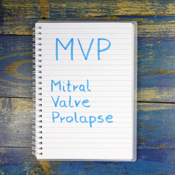 MVP - πρόπτωση της μιτροειδούς βαλβίδας γραμμένο στο σημειωματάριο σε φόντο ξύλινη — Φωτογραφία Αρχείου