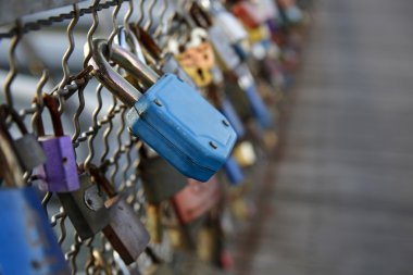 Köprü'den, Zincirli renkli aşk asma kilitler