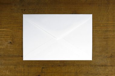 ahşap zemin üzerinde beyaz zarf