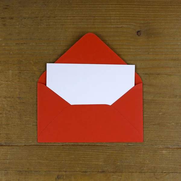 木制的背景上的空白卡的红包 — 图库照片