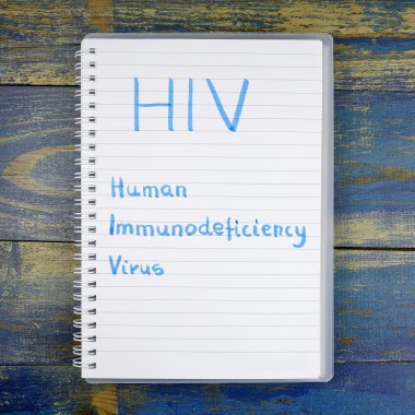 HIV - insan immün yetmezlik ahşap arka plan üzerinde defterde yazılı virüsü