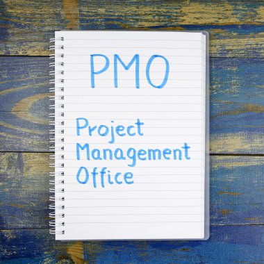 PMO - proje yönetimi üzerinde ahşap arka plan defterde yazılı ofisi