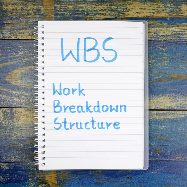 WBS - αναλυτικής δομής εργασιών γραμμένο στο σημειωματάριο σε φόντο ξύλινη — Φωτογραφία Αρχείου