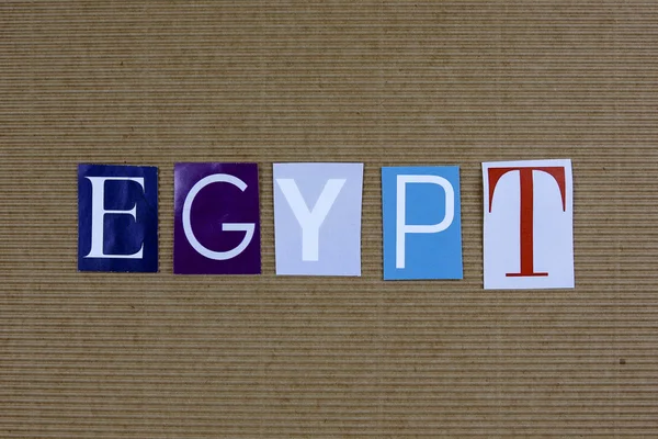Egipt słowo wycięte z gazety na tle karton — Zdjęcie stockowe