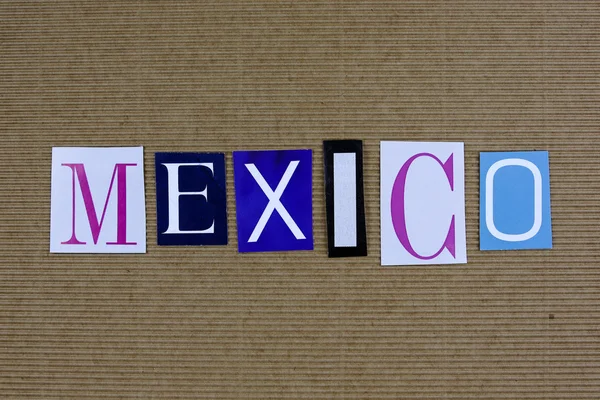 Мехико слово, вырезанное из газеты на картонном фоне — стоковое фото