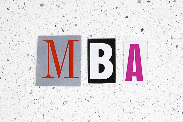 MBA (Master of Business Administration) acrónimo sobre textura de papel hecha a mano — Foto de Stock