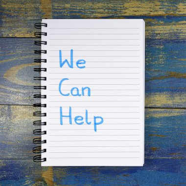 Ahşap arka plan üzerinde defterde yazılı metin yardımcı olabilir